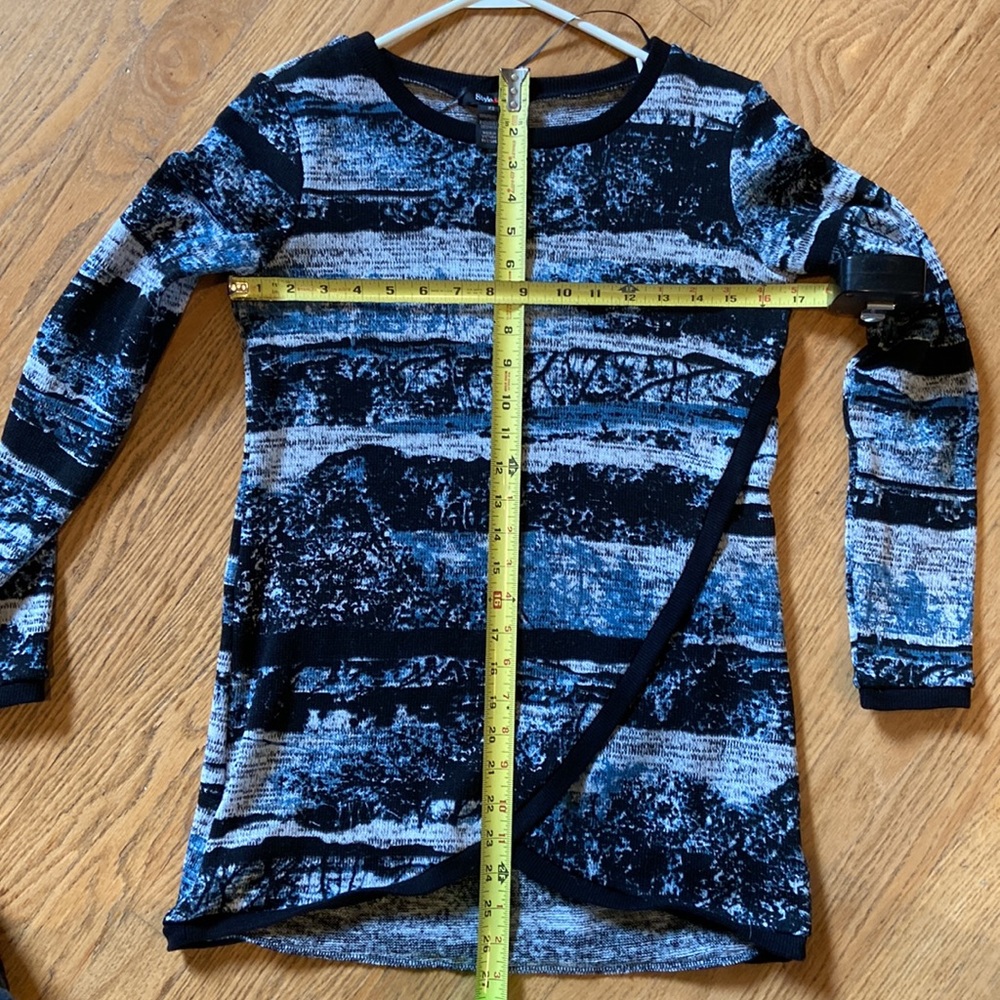 Hollister, Chico’s, Style & Company lot of 4 sweaters in good to VGU condition. - Picture 10 of 10